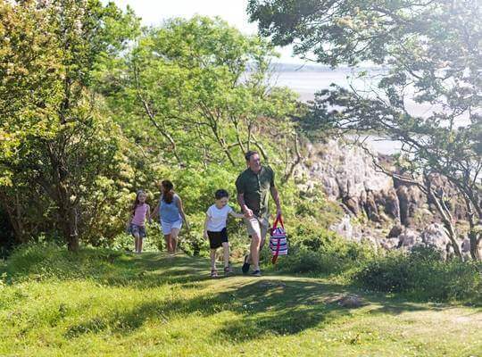 silverdale-holiday-park-family-walking